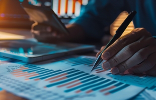 药明生物(02269.HK)预计2025年经调整纯利增长22.0%至65.86亿元