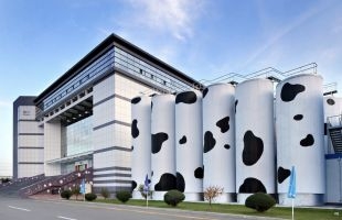 蒙牛乳业(02319.HK)2月24日斥资3396.02万港元回购95万股