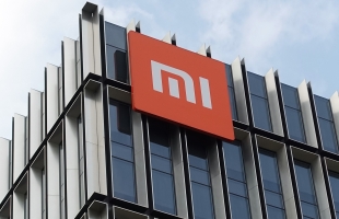 美股先跌後反彈，小米(01810.HK)總裁出席2026年世界移動通訊大會