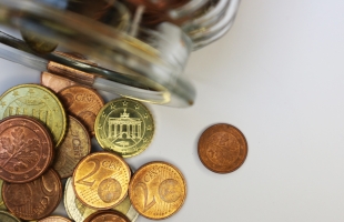 金價大幅調整，中央積極推動内需消費政策