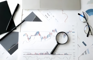 美股偏软纳指跌0.5% 恒指持续区间上落