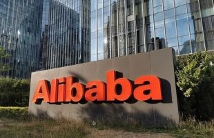阿里巴巴（09988.HK）涨超2% 巨大人事变动 吴泳铭同时三大CEO职位 兼任淘天集团CEO