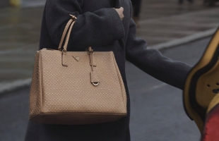 Prada(01913.HK)：复杂环境中展现韧性