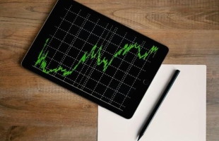 依據《中華人民共和國反壟斷法》，攜程集團(09961.HK)被立案調查