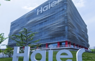 海尔智家(06690.HK)股价涨2.93%，高管增持与回购并行，关税影响引关注