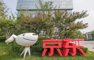京东集团-SW(09618.HK)股价涨7.29%，APP 功能创新、政策红利与机构乐观预期共促