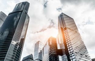 继续跟国策走 内房汽车股待回调吸纳