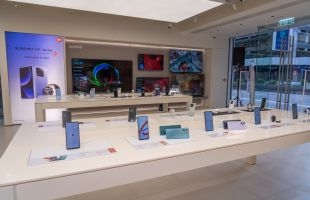 小米集团（01810.HK）大涨9.02%，Q2收入创历史新高，机构看好电动车业务前景