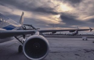 暑期旅游高峰将至，航空股走强，机构称国际客流复苏趋势已确定