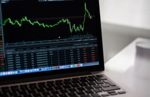 美股周一表现向好 中证监会将加大对中长期资金入市的支持