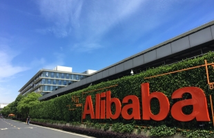 阿里巴巴-W(09988.HK)涨8.48%，通义千问成全球开源大模型翘楚，AI合作与技术突破引关注