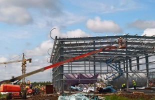 宏信建发(09930.HK)采纳限制性股份奖励计划及建议采纳股份期权计划