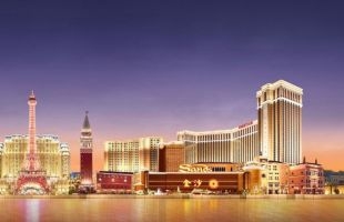 金沙中国团队成员与澳门扶轮社会员为洁世制作逾27,000个福袋